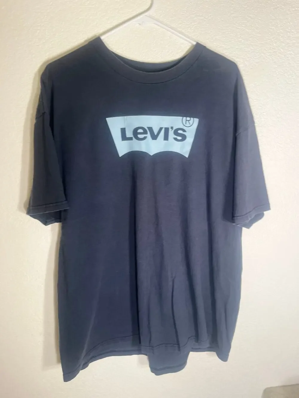 Levi's men's XXL blue T-shirt‎ w/design-used good condition